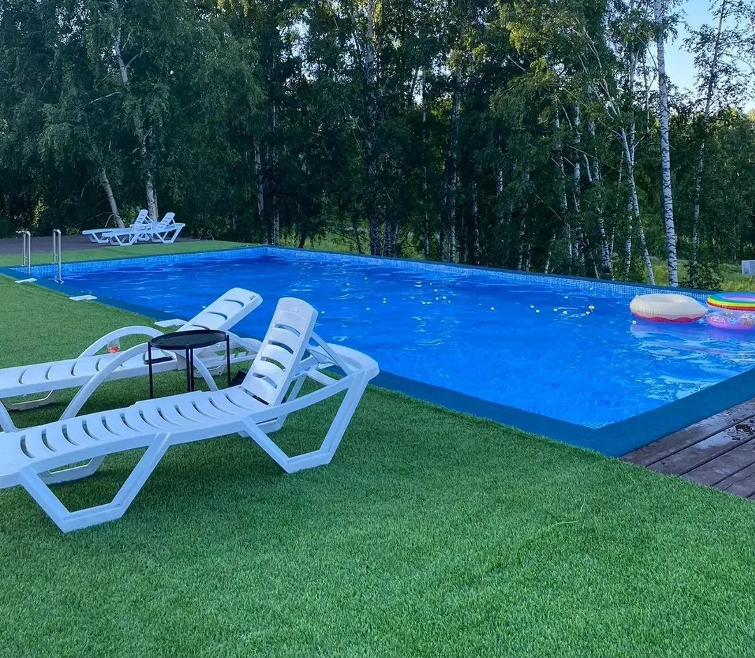 Бассейн на горе с видом на горы